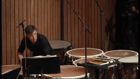 但是 眼花缭乱 的不止是乐器 还有你想不到的  演奏方法 令人不禁