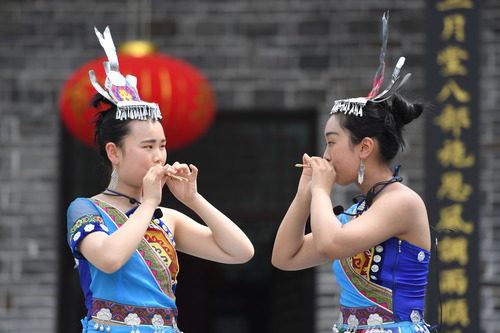 6月6日,土家族群众在龙山县洗车河镇吹奏乐器咚咚喹.