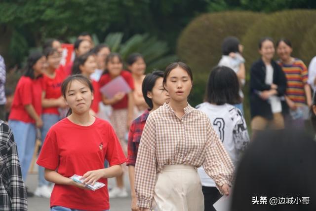 2019高考第一天,边城高级中学学子自信入场,教师穿红