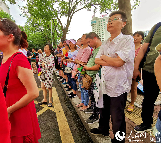 高考首日见闻:考生场内疾笔 家长场外忧心