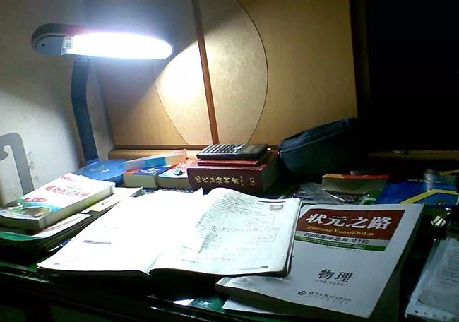 高考前,每天点灯熬油奋斗苦读到深夜一两点