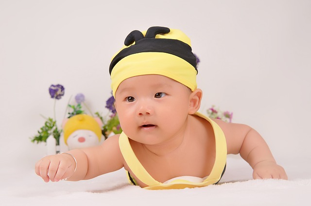                     原创            亲生父亲将新生婴儿扔进垃圾箱 监控还原全过程：衣服都没穿！