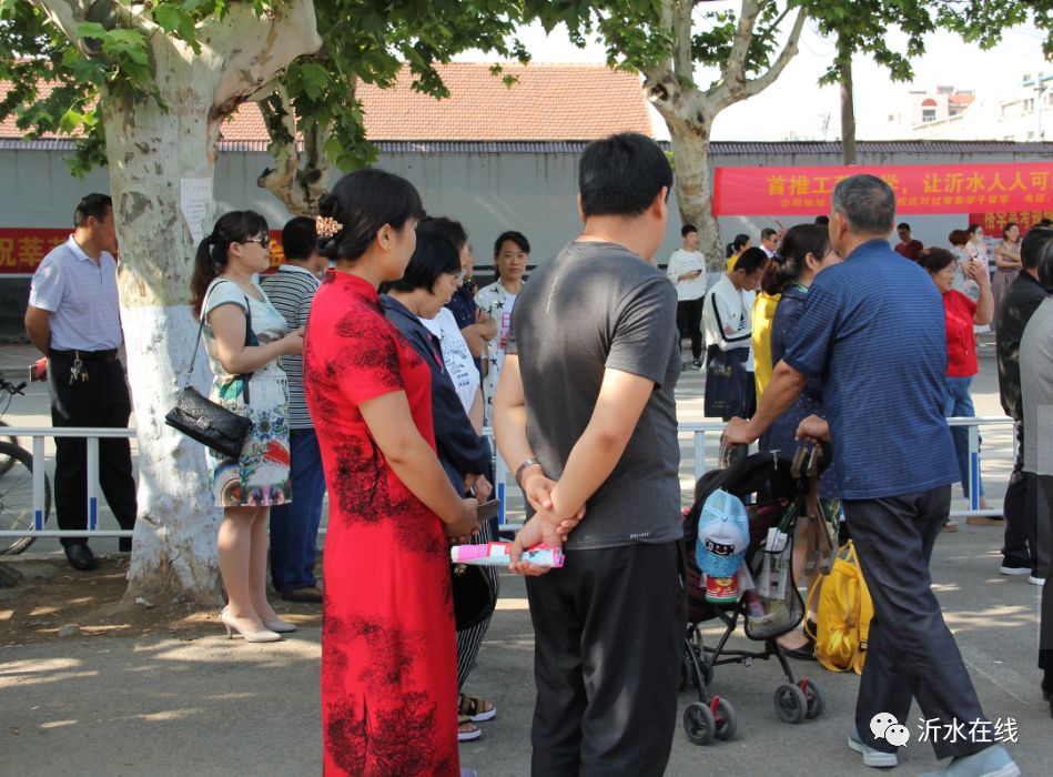 沂水一中门口这一幕,寄托了多少人的希望.