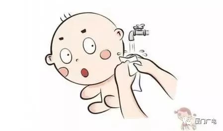                     嘶！连皮一起撕下来！滚烫开水泼3岁娃一身，爷爷急了硬脱衣...