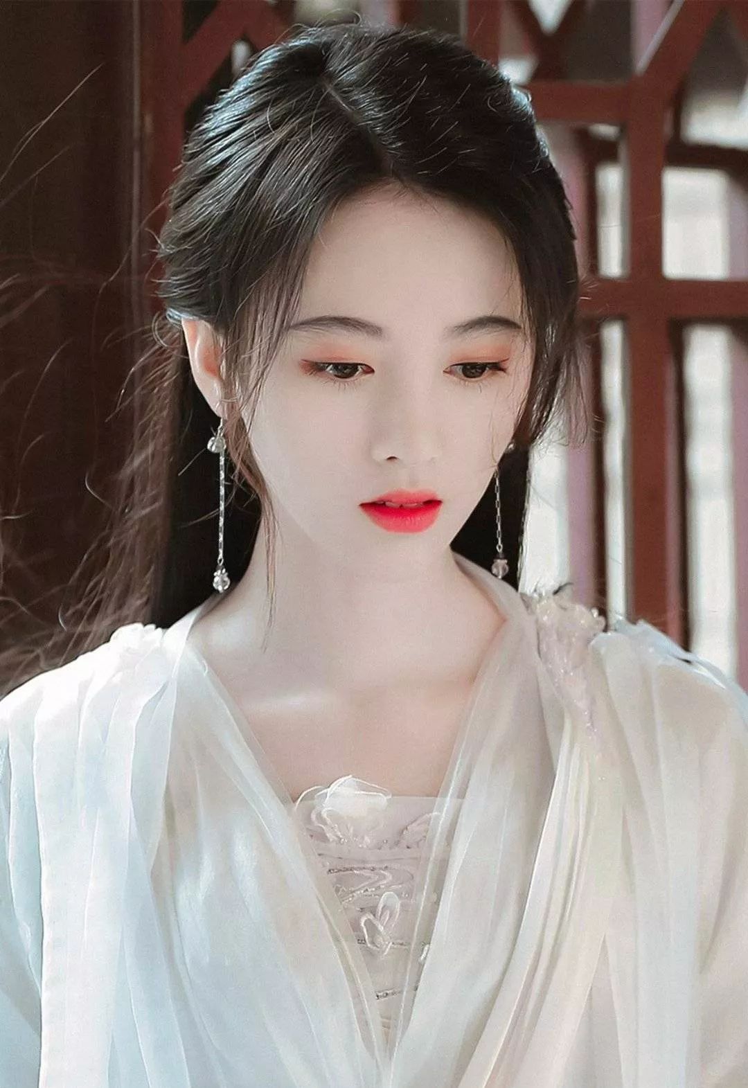 鞠婧祎的古装造型可以说是为她量身定制的好看,满屏的中国风美人瞬间