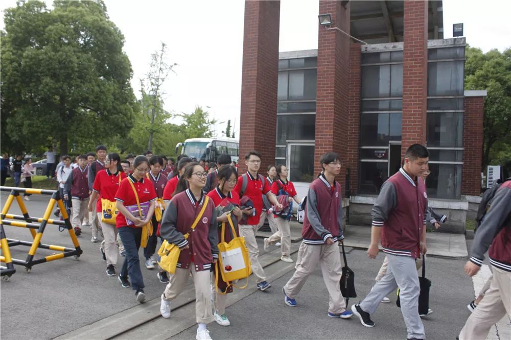 崇真高中的考生们统一身着红色校服, 信心满满走进考场.