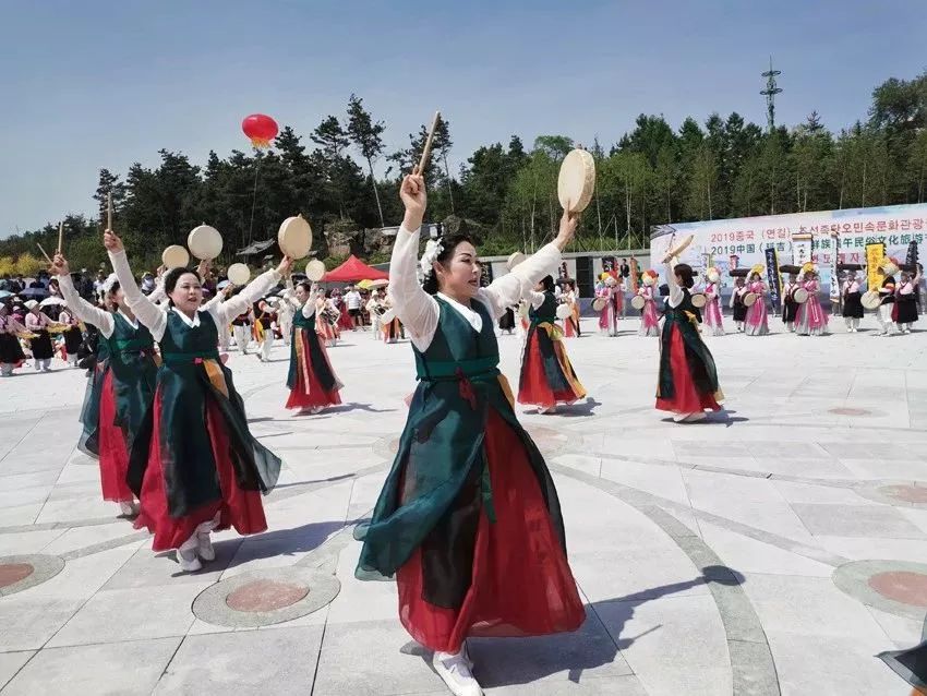 昨天,延吉中国朝鲜族民俗园来了2.5万人,据说今天明天游客都不会少!