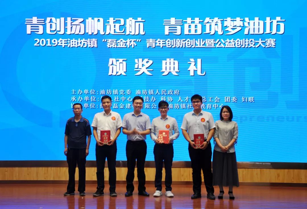科技局副局长鞠勇市总工会副主席孙春艳市科协副主席李成明共同为优秀