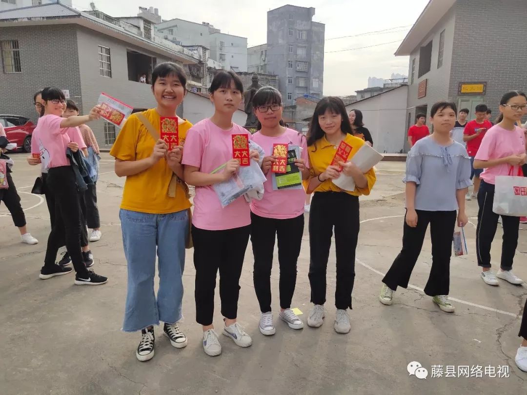 高考成功祝福同学们正给学生分发红包一位高三的班主任在藤县中学考点