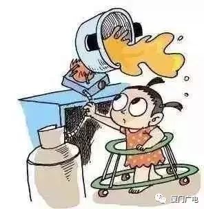                     嘶！连皮一起撕下来！滚烫开水泼3岁娃一身，爷爷急了硬脱衣...