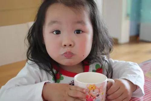                     孩子睡前喝杯牛奶，对睡眠好？医生：这些食物睡前别吃，伤胃