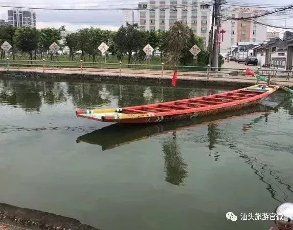 潮南陈店镇北沟村,龙舟在水面上来回飞驰,参赛队员们个个精神抖擞