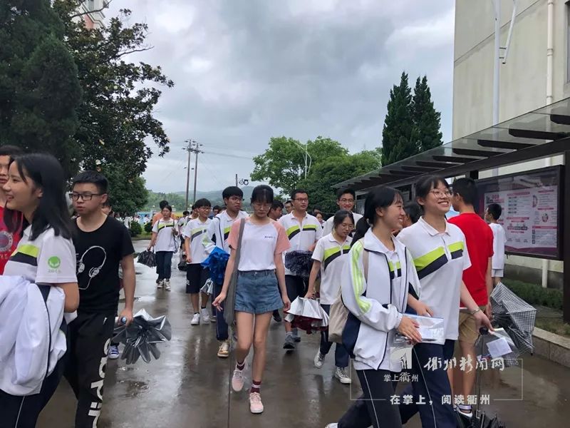 衢州二中 11点40分 拎着"高考餐"的家长快步走进校园.