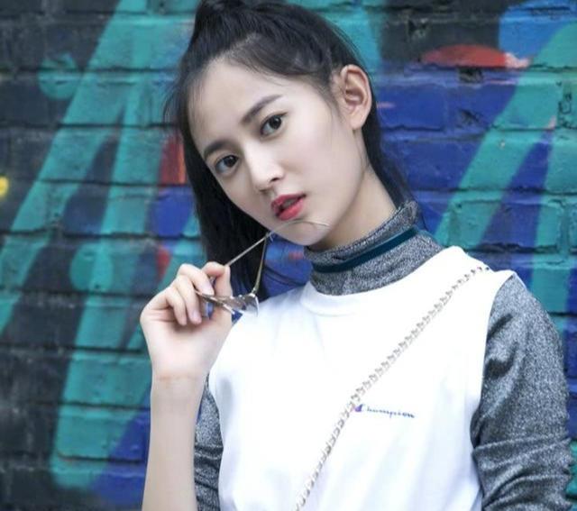 新火起来的当红小花陈钰琪曾在TVB跑龙套 原来当时就这么美了