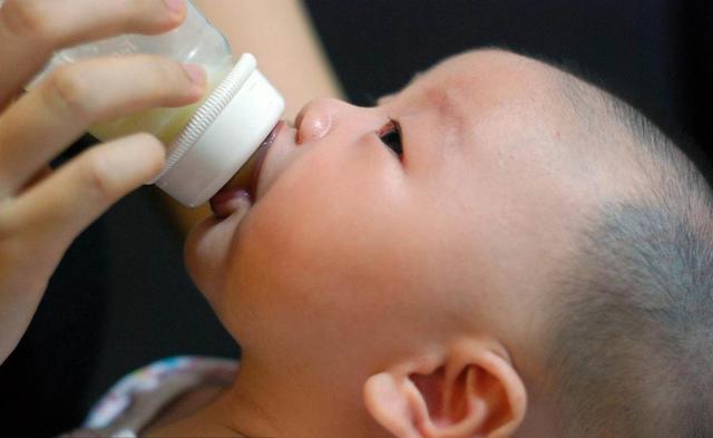                     孩子睡前喝杯牛奶，对睡眠好？医生：这些食物睡前别吃，伤胃