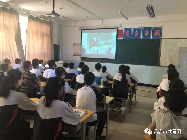 昌吉市第三中学巡回演出模拟法庭活动