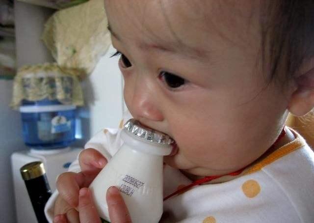                     孩子睡前喝杯牛奶，对睡眠好？医生：这些食物睡前别吃，伤胃