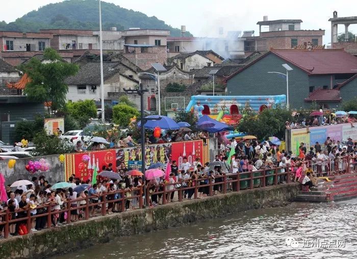 昨天连州西岸龙舟大赛现场吸引上万村民和游客围观场面壮观