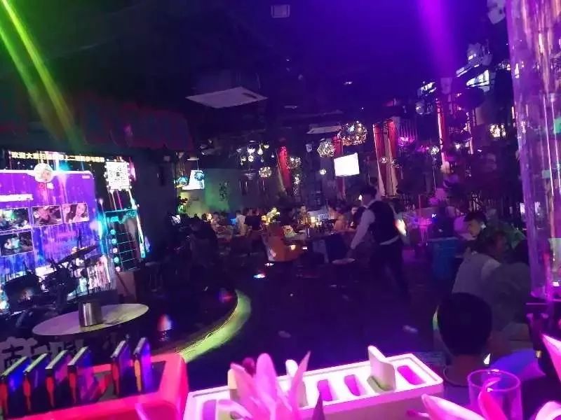 藏在国贸中心的这家特色清吧超值鸡尾酒套餐不到80元驻唱歌手超酷哦