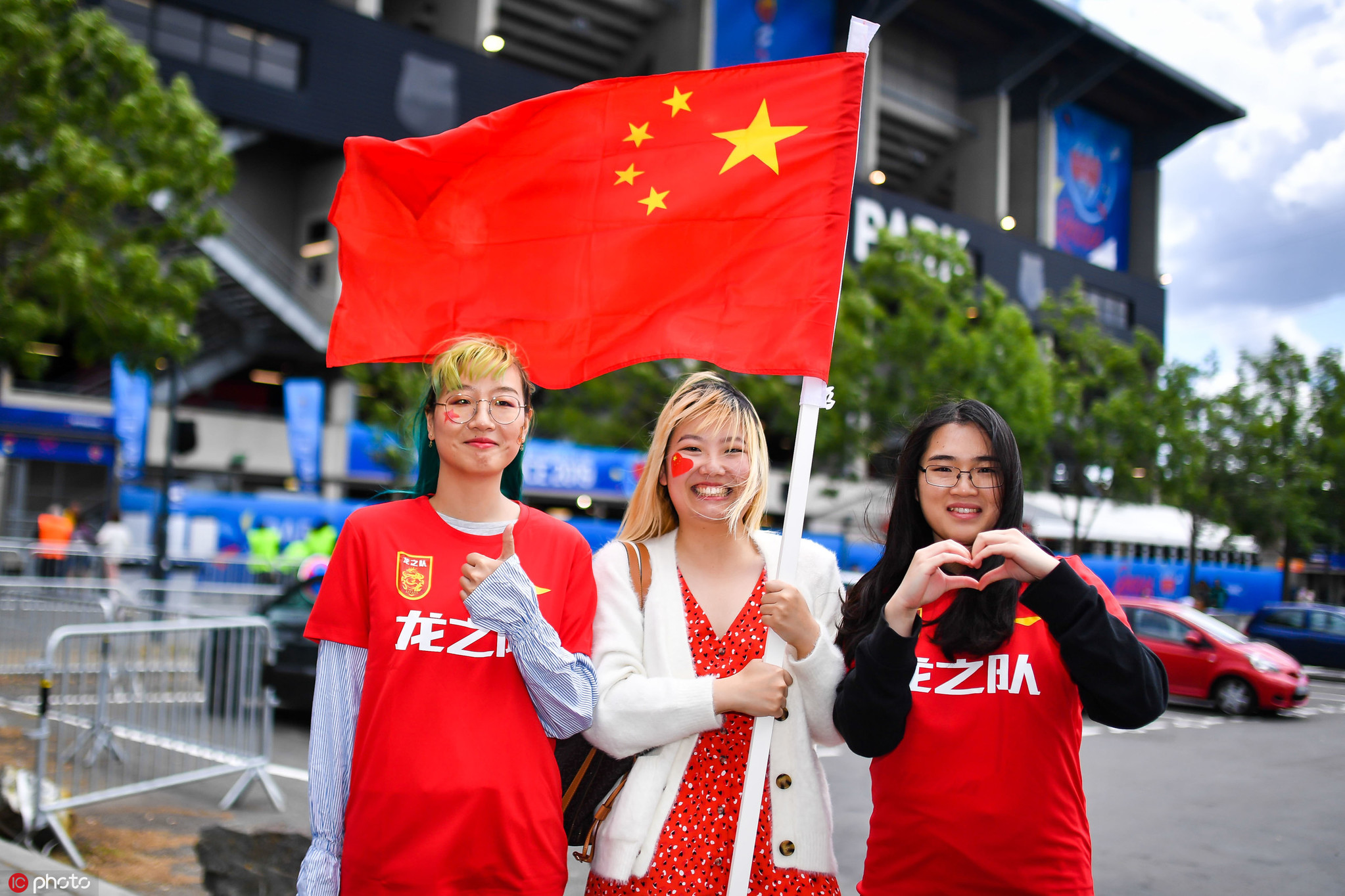 德国vs中国女足赛前 双方球迷场外聚集举国旗造势
