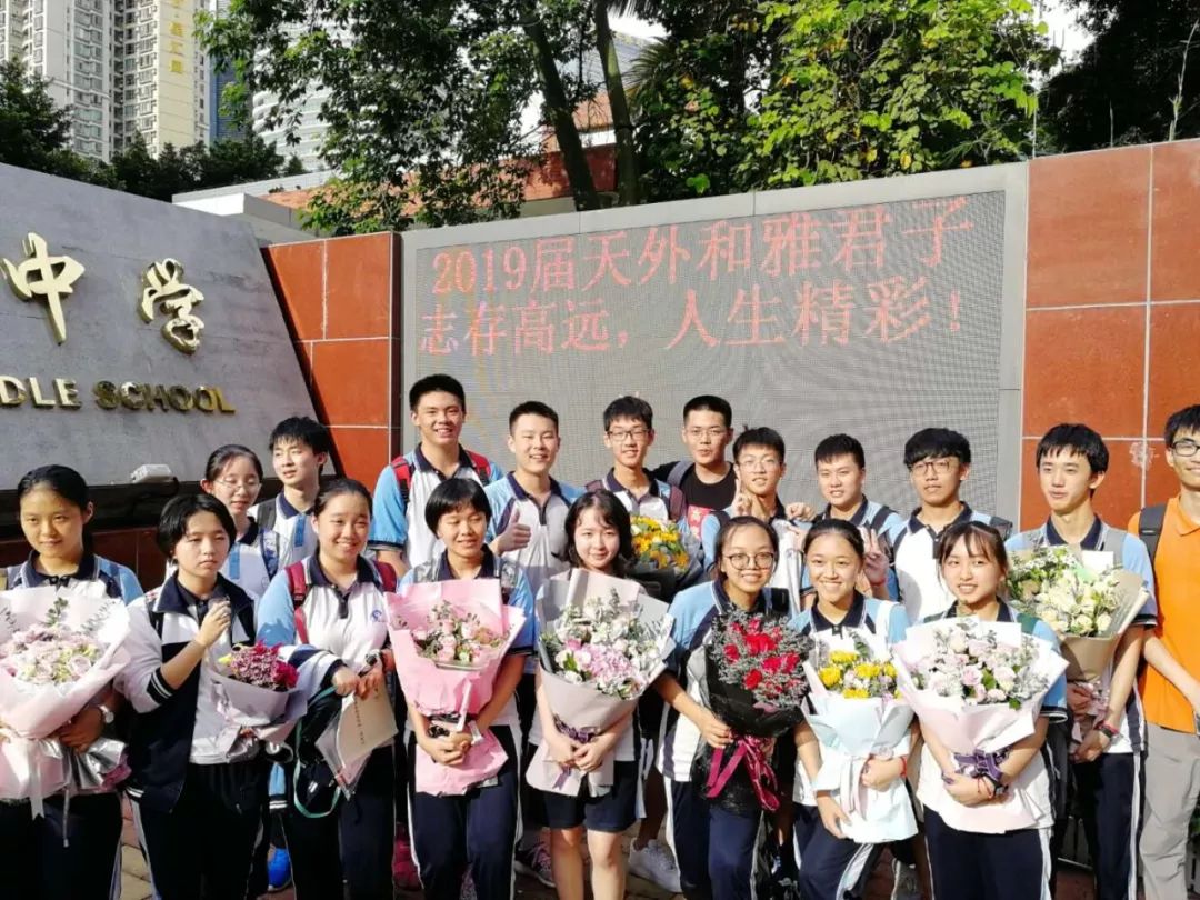 天河中学考点外,考完的同学集体合影留念.(广州日报全媒体记者李栋)