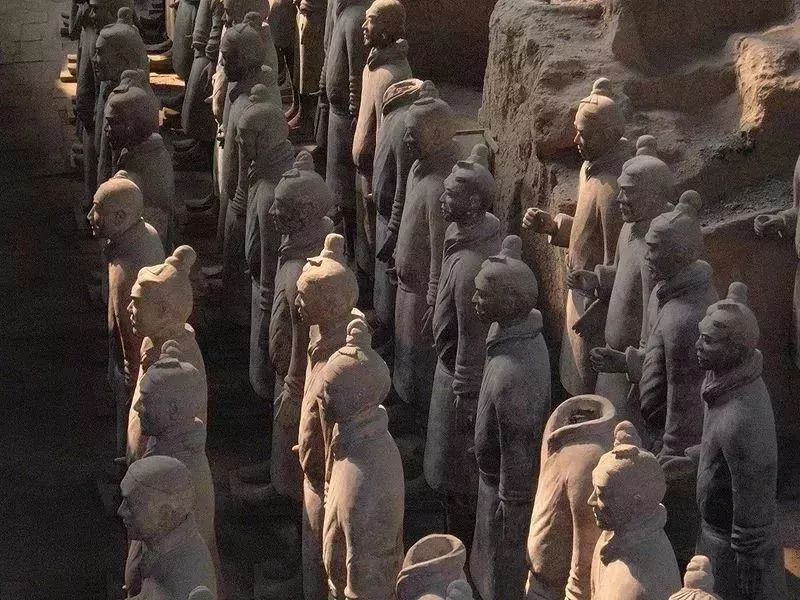 兵马俑为何不戴头盔?秦皇陵200米外,挖出大量特殊石片