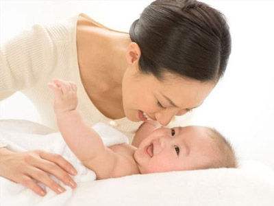                     新妈课堂：满月后宝宝发育大不同，这些护理技巧轻松养娃