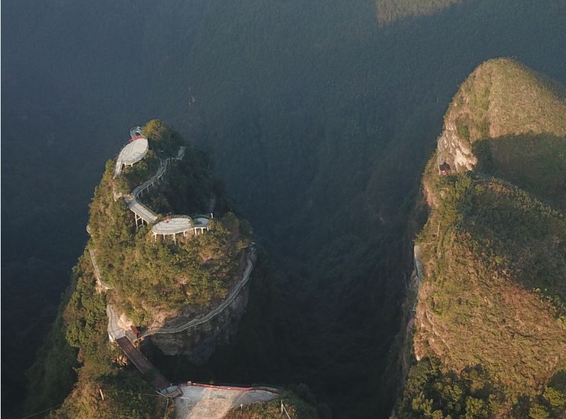 位于忠良乡巴勒村aaa级古沙沟生态旅游景区内,景区距金秀县城48公里