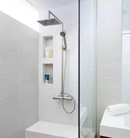 在淋浴区做壁龛,在设计时需要考虑到壁龛的高度是否能放得下大容量的