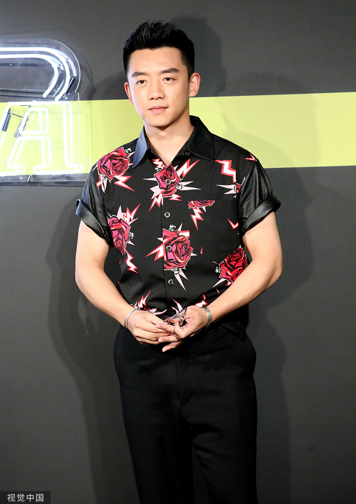 关晓彤身材出挑不输杜鹃 郑恺蔡徐坤比帅