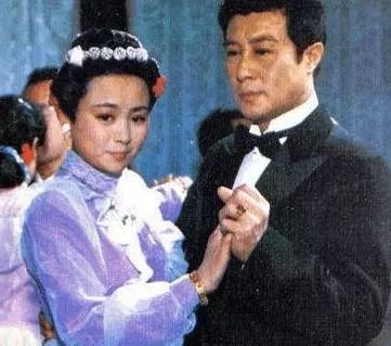 87岁王心刚罕见全家照曝光,妻子保养得体不显老,一家人其乐融融