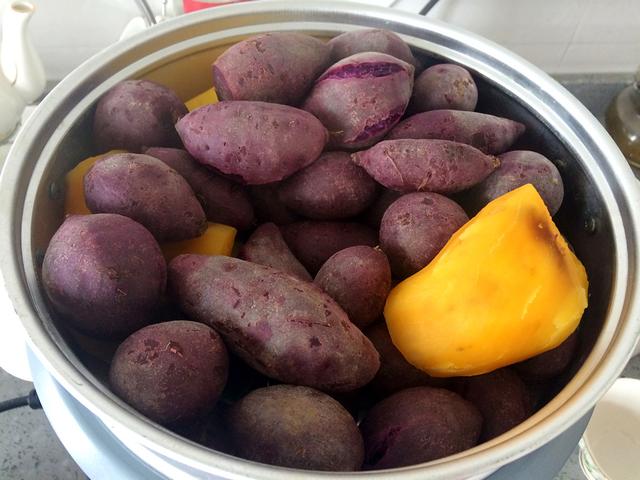                     孩子睡前喝杯牛奶，对睡眠好？医生：这些食物睡前别吃，伤胃