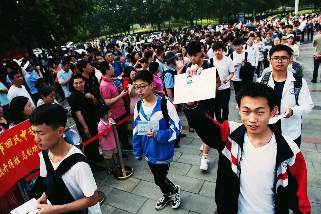 6月7日上午,2019年全国高考已正式拉开大幕,超千万考生将奔赴考场.