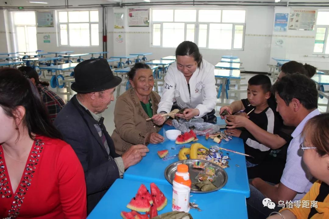 乌恰县实验小学开展庆端午节"民族团结一家亲"联谊活动