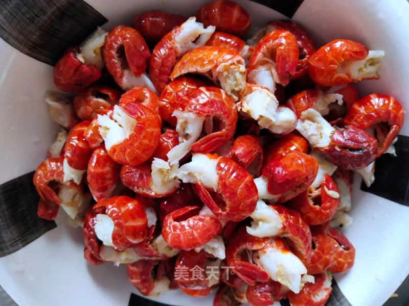 4. 小龙虾虾尾清洗干净,控水备用.