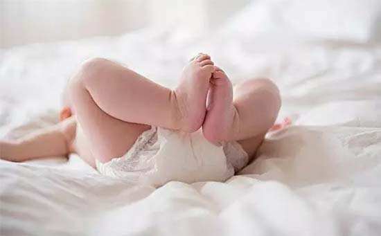                     新妈课堂：满月后宝宝发育大不同，这些护理技巧轻松养娃