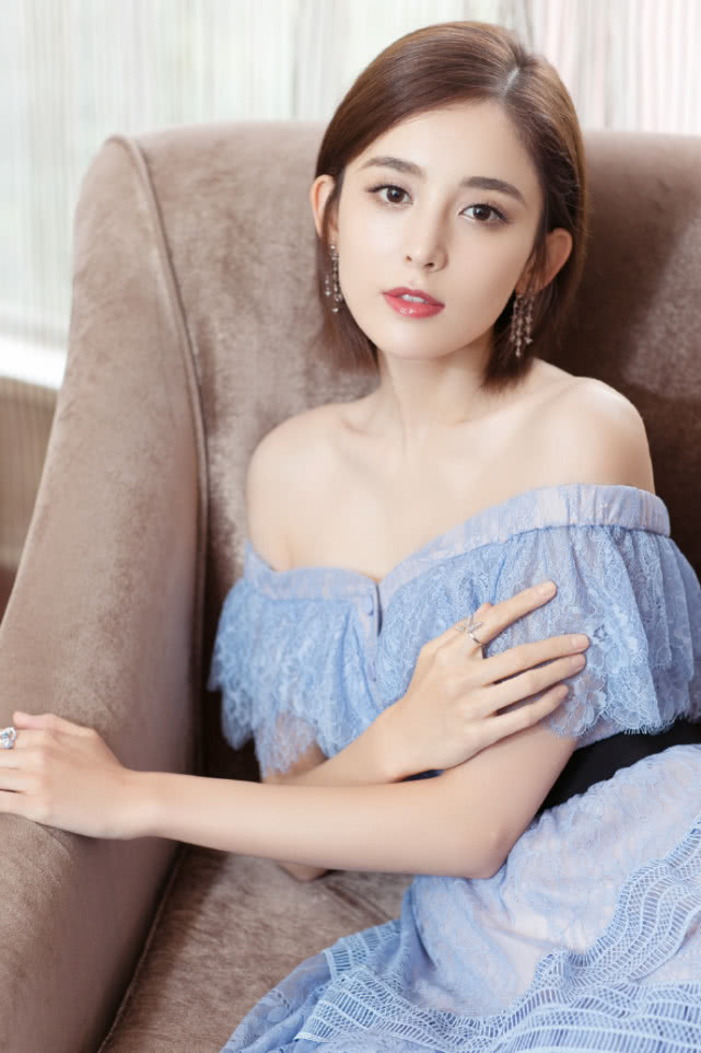 古力娜扎身穿蓝色蕾丝裙,美丽性感秀出好身材