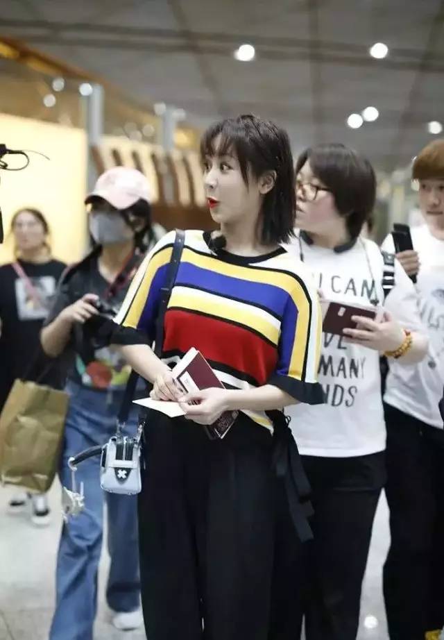 王俊凯杨紫同班机,被追星现场吓出表情包!杨紫:我也是