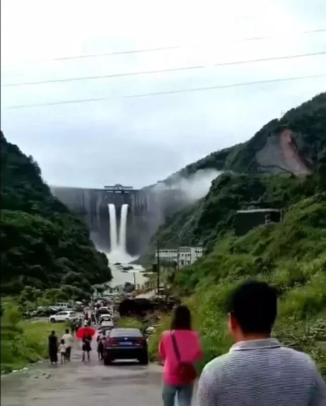 突发:昨天山口岩水库泄洪,村民蜂拥下河冒死捞鱼,一人