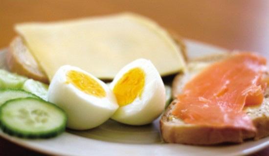                     孩子睡前喝杯牛奶，对睡眠好？医生：这些食物睡前别吃，伤胃