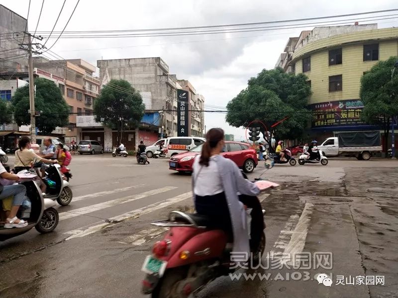 灵山这个路段的红绿灯是不是有问题开四轮的小伙伴注意啦