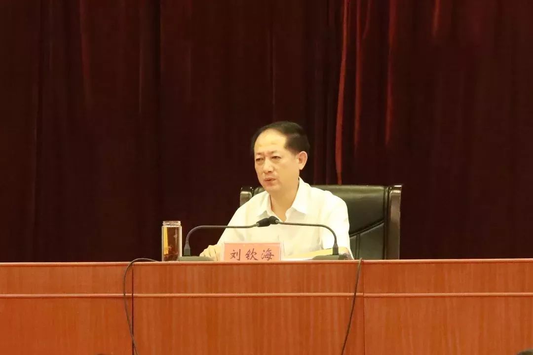 市委副书记倪建军主持会议,市领导刘军,夏念新,仇安源,吴振吉出席会议