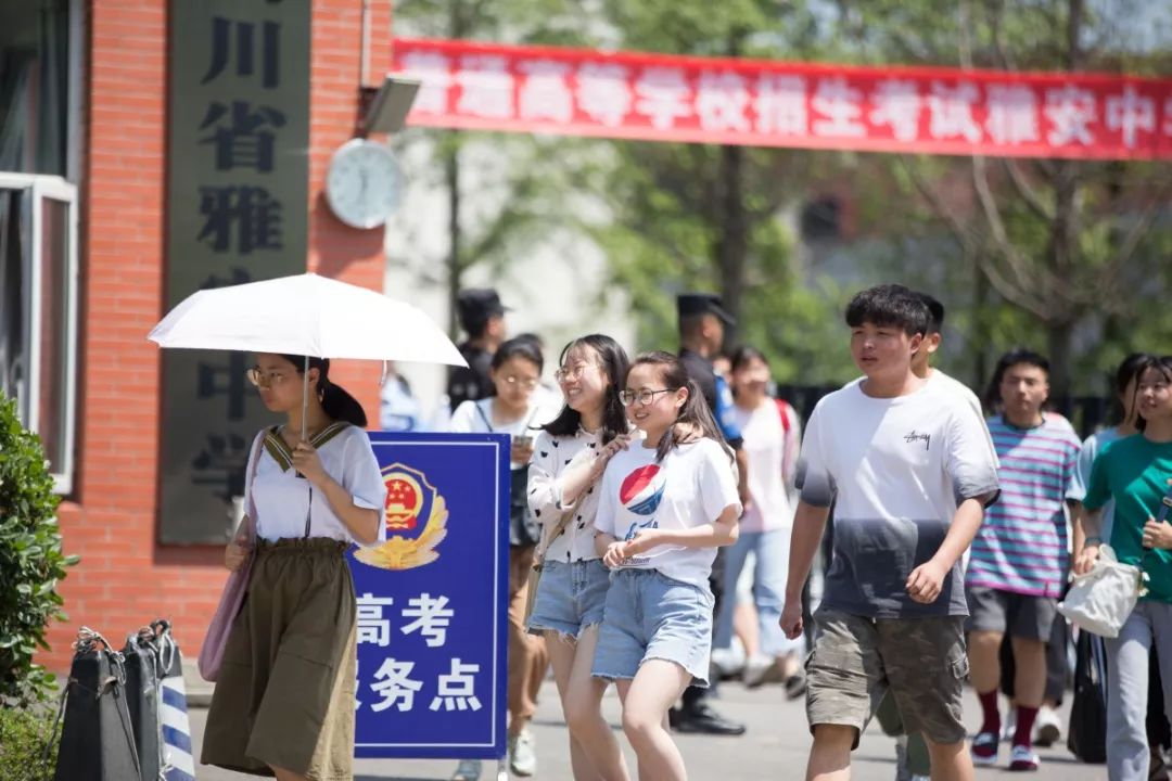 直击!高考首日,雅安8000余名学子征战考场