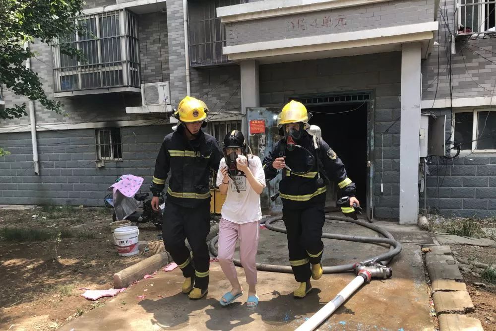 【现场】连云港一车库起火 消防疏散14名被困居民