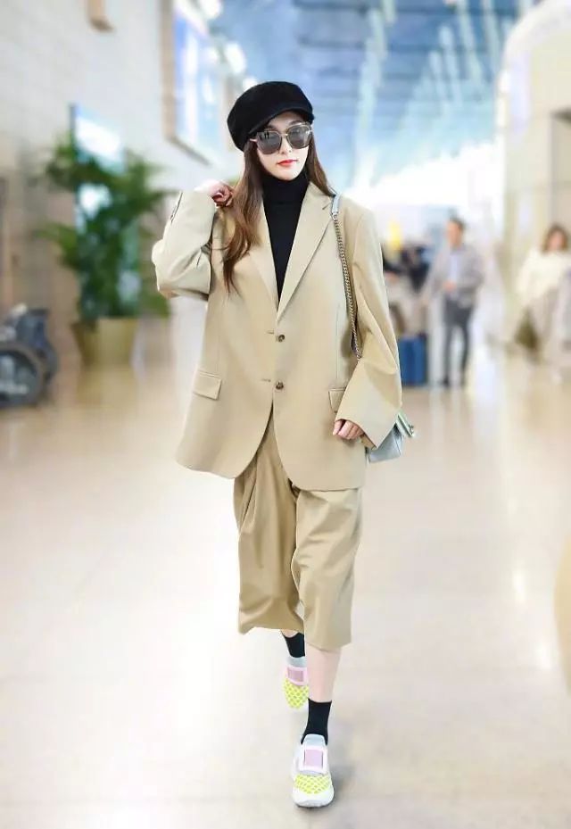 红吊带白裤子配什么外套 01c5fb29aed74ff299671683e014065d.jpeg