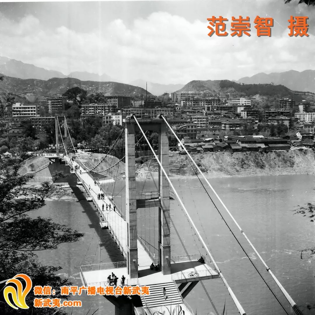 九峰索桥建设中(九峰索桥1983年开始建设,1984年9月投入使用)白天