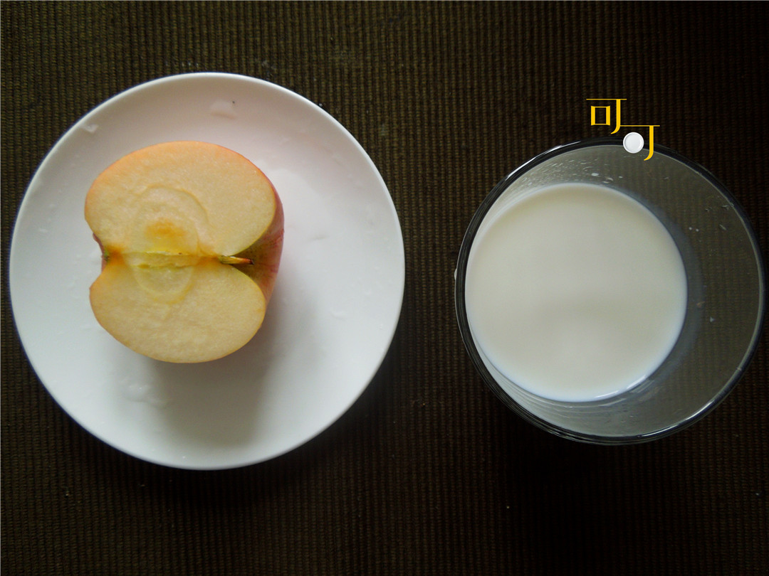夏天,用苹果和牛奶打一杯果汁奶,让早餐营养更丰富,味道更好