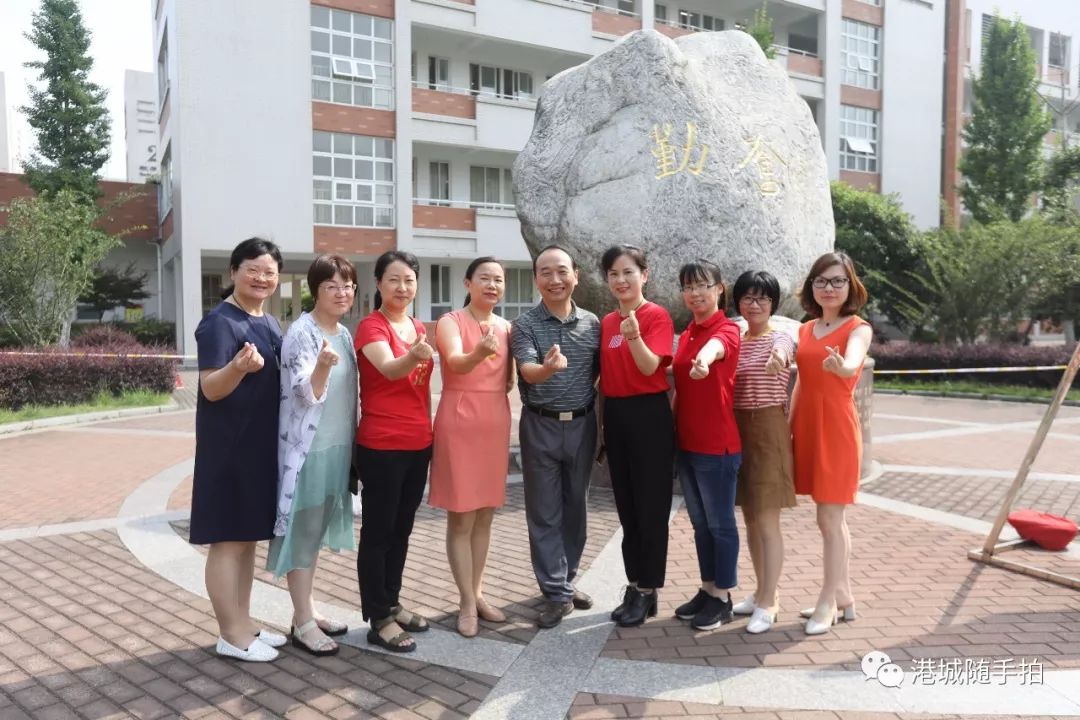 目送学生走进考场后,张家港高级中学的送考老师一起为学生加油助威!