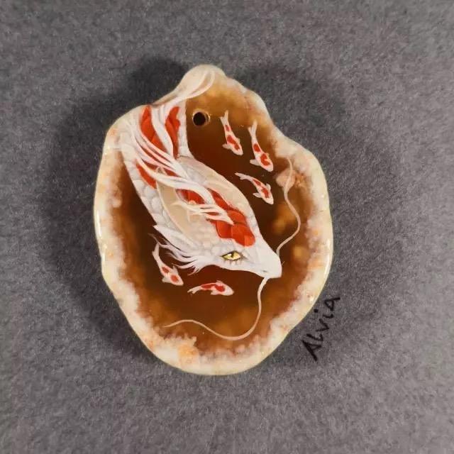 东西方的龙你喜欢哪种?她把龙画在玛瑙上,粉丝们都叫她小龙女