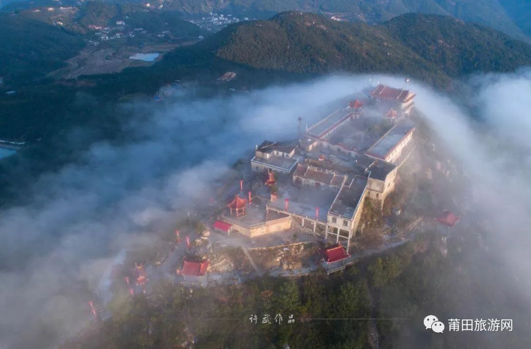 九华山,形似九朵莲花,故有" 九华叠翠"之称,系莆田二十四景之一.